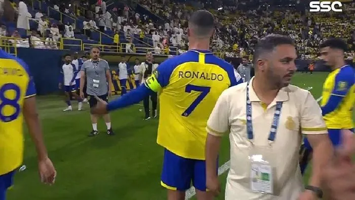 CĐV yêu cầu Ronaldo giải nghệ sau thất bại của Al Nassr - Ảnh 1. CĐV yêu cầu Ronaldo giải nghệ sau thất bại của Al Nassr - Ảnh 1.