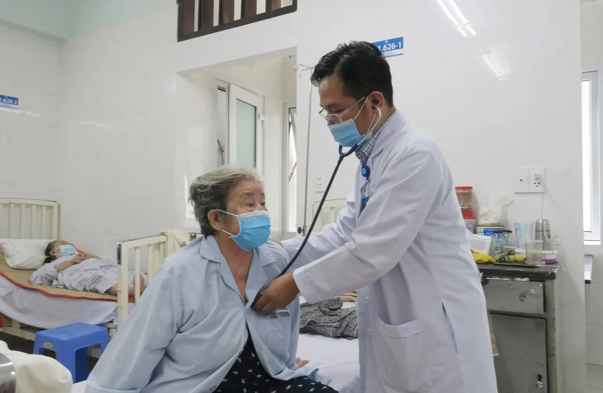 TP. Hồ Chí Minh: Trẻ em, người già đổ bệnh do nắng nóng - Ảnh 3.
