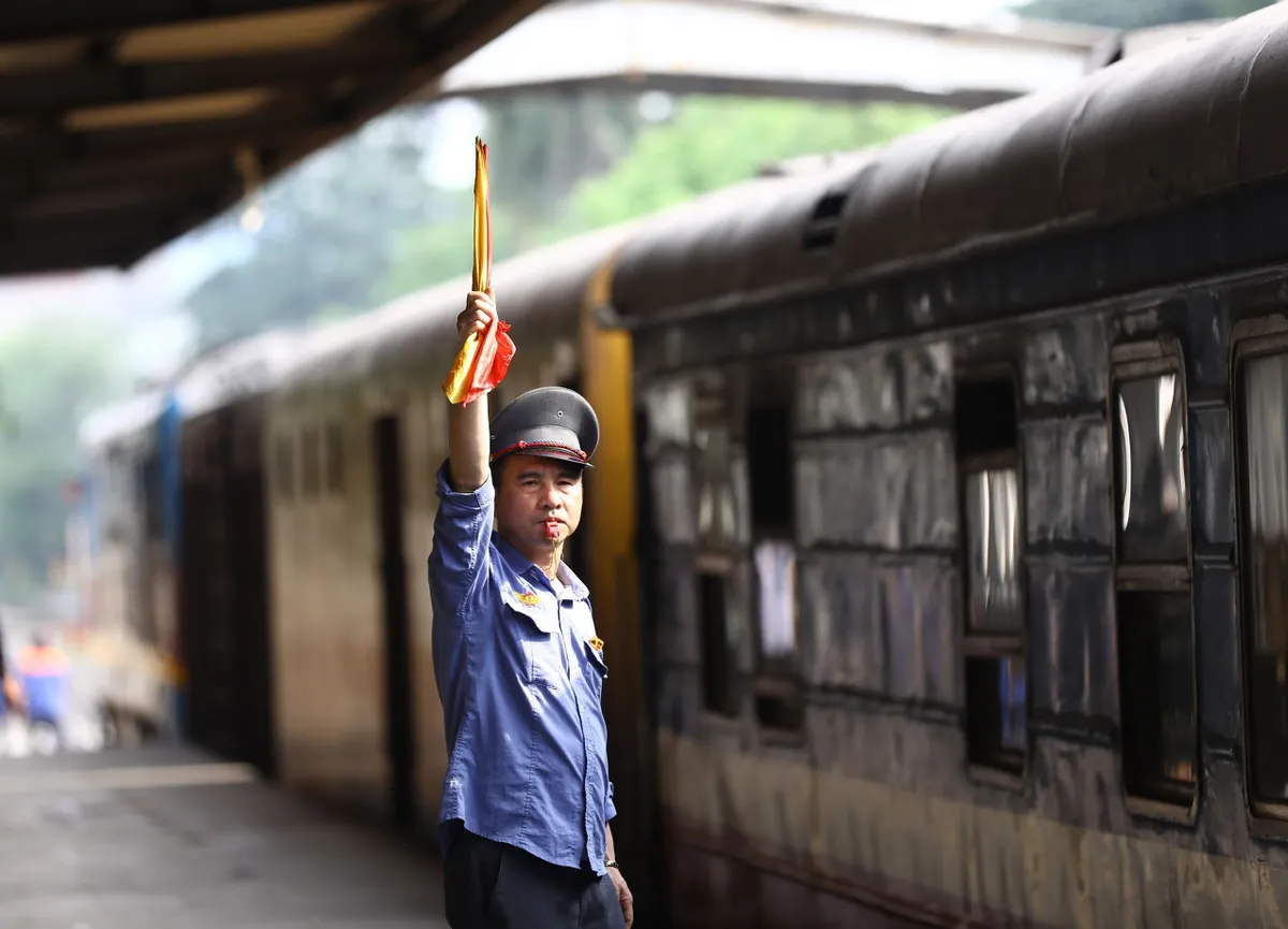 Mật độ giao thông tại Thủ đô tăng cao trước kỳ nghỉ lễ, nhà ga, bến xe đông nghịt - Ảnh 13.