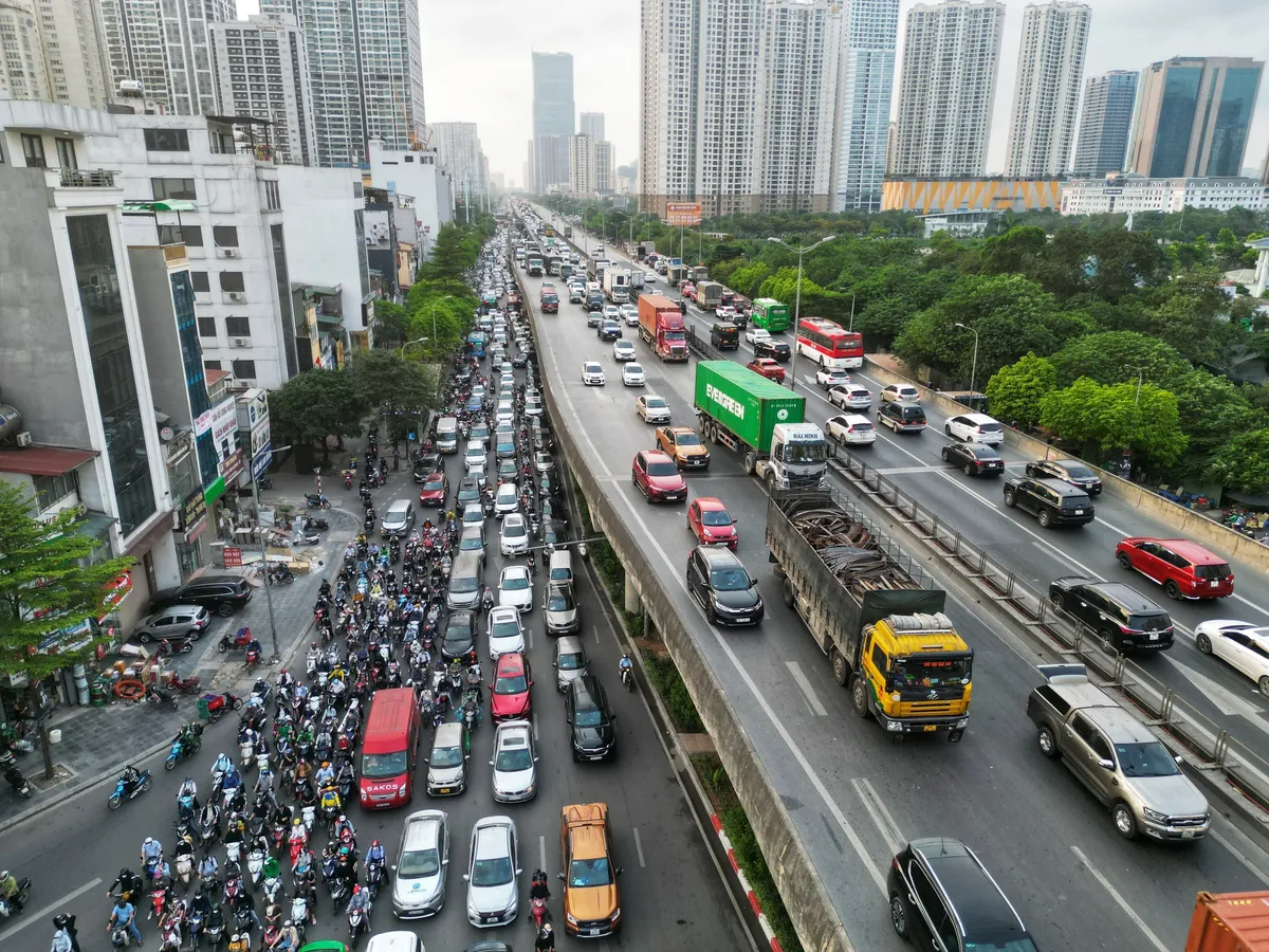 Mật độ giao thông tại Thủ đô tăng cao trước kỳ nghỉ lễ, nhà ga, bến xe đông nghịt - Ảnh 11.