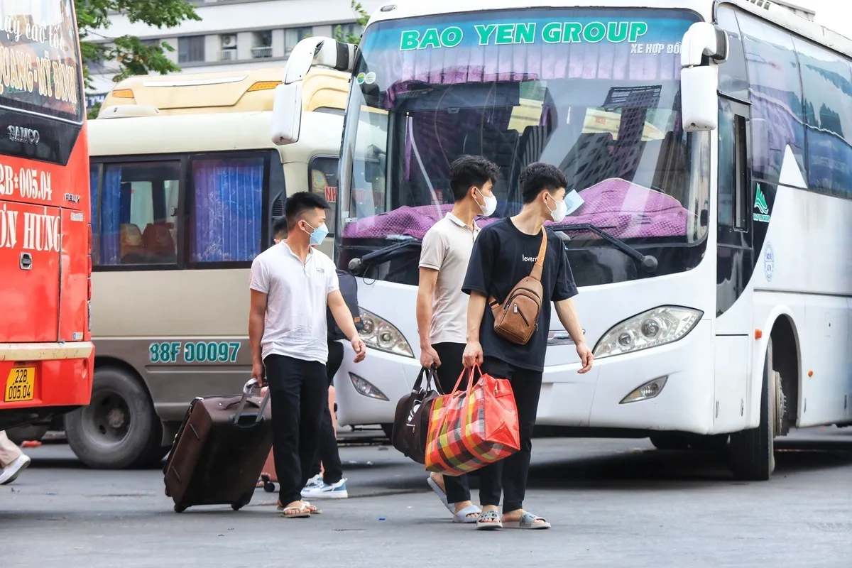 Mật độ giao thông tại Thủ đô tăng cao trước kỳ nghỉ lễ, nhà ga, bến xe đông nghịt - Ảnh 3.