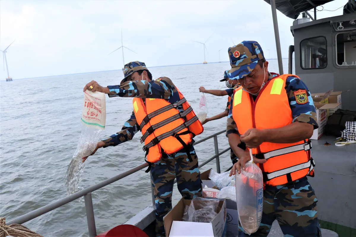 Bạc Liêu: Thả 4,2 triệu con tôm giống tái tạo nguồn lợi thủy sản - Ảnh 2.