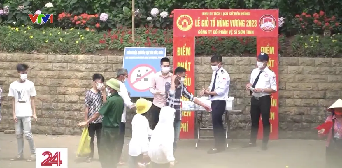 Người Việt hướng về đất Tổ, c&oacute; người đi từ 1-2 giờ s&aacute;ng - Ảnh 2.