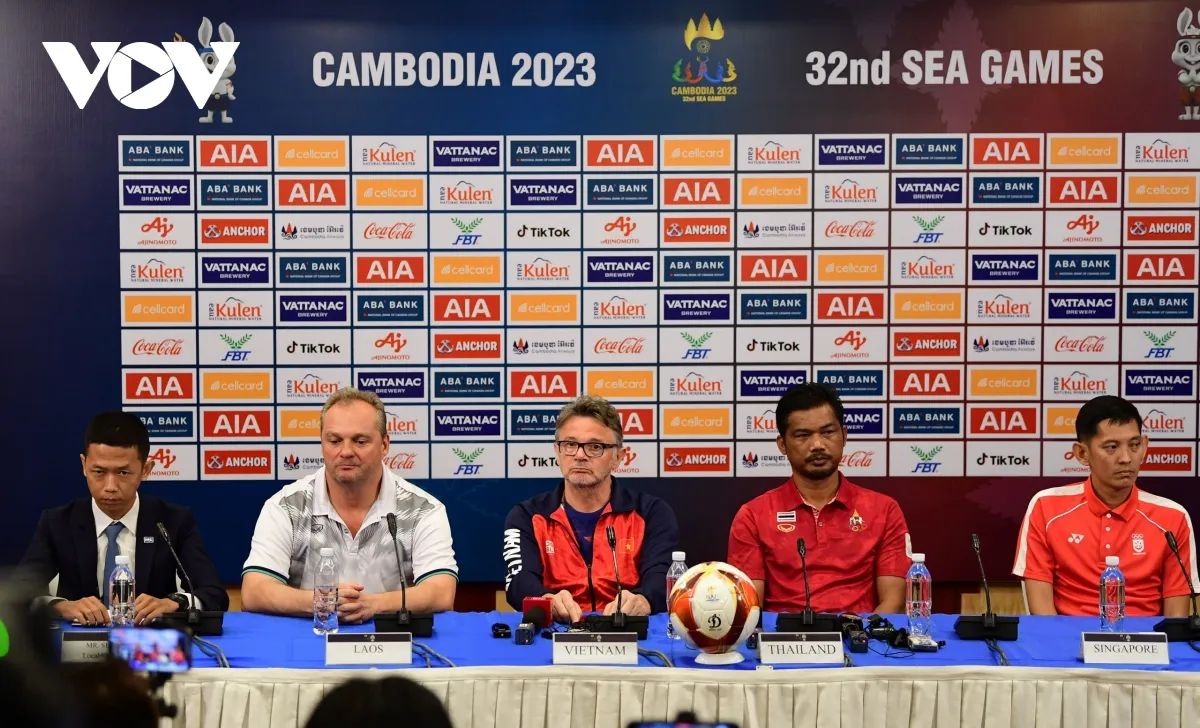 Họp báo | HLV Troussier nói gì trước trận ra quân của U22 Việt Nam ở SEA Games 32? - Ảnh 1.