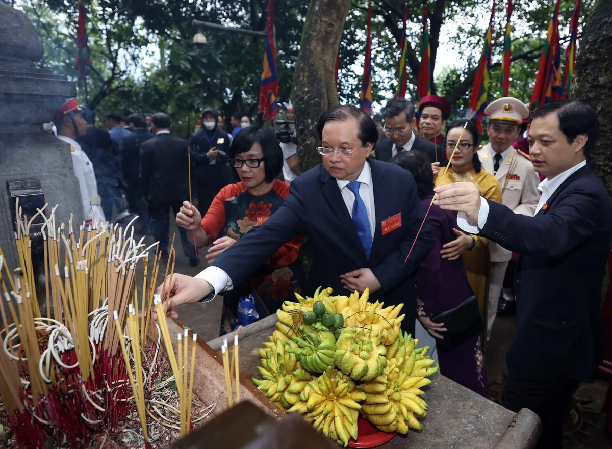 Chủ tịch nước Võ Văn Thưởng dâng hương tưởng niệm, tri ân các Vua Hùng  - Ảnh 12.