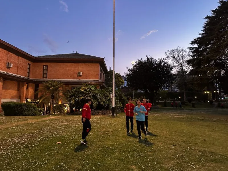 ĐT nữ Việt Nam tới Kathmandu, tập nhẹ làm quen với thời tiết Nepal - Ảnh 3. ĐT nữ Việt Nam tới Kathmandu, tập nhẹ làm quen với thời tiết Nepal - Ảnh 3.
