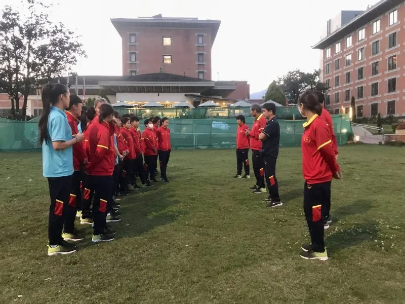ĐT nữ Việt Nam tới Kathmandu, tập nhẹ làm quen với thời tiết Nepal - Ảnh 2. ĐT nữ Việt Nam tới Kathmandu, tập nhẹ làm quen với thời tiết Nepal - Ảnh 2.