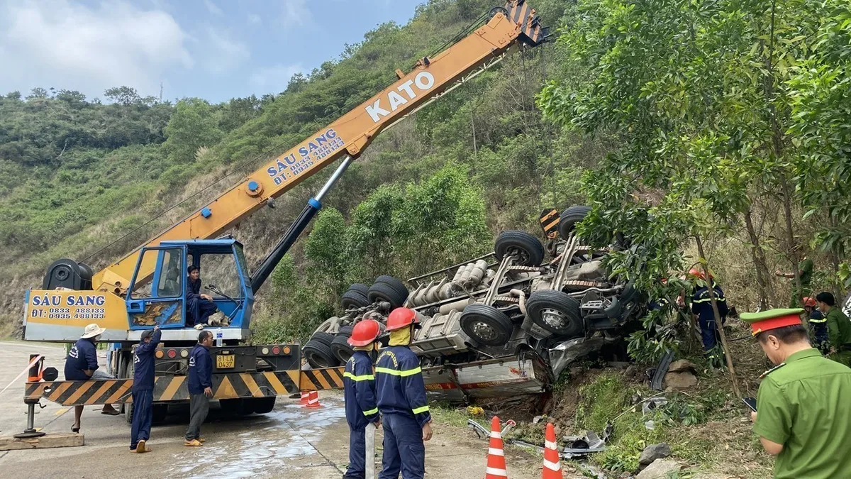 Lật xe tải chở dưa, ít nhất 3 người tử vong, nhiều người bị thương - Ảnh 2.