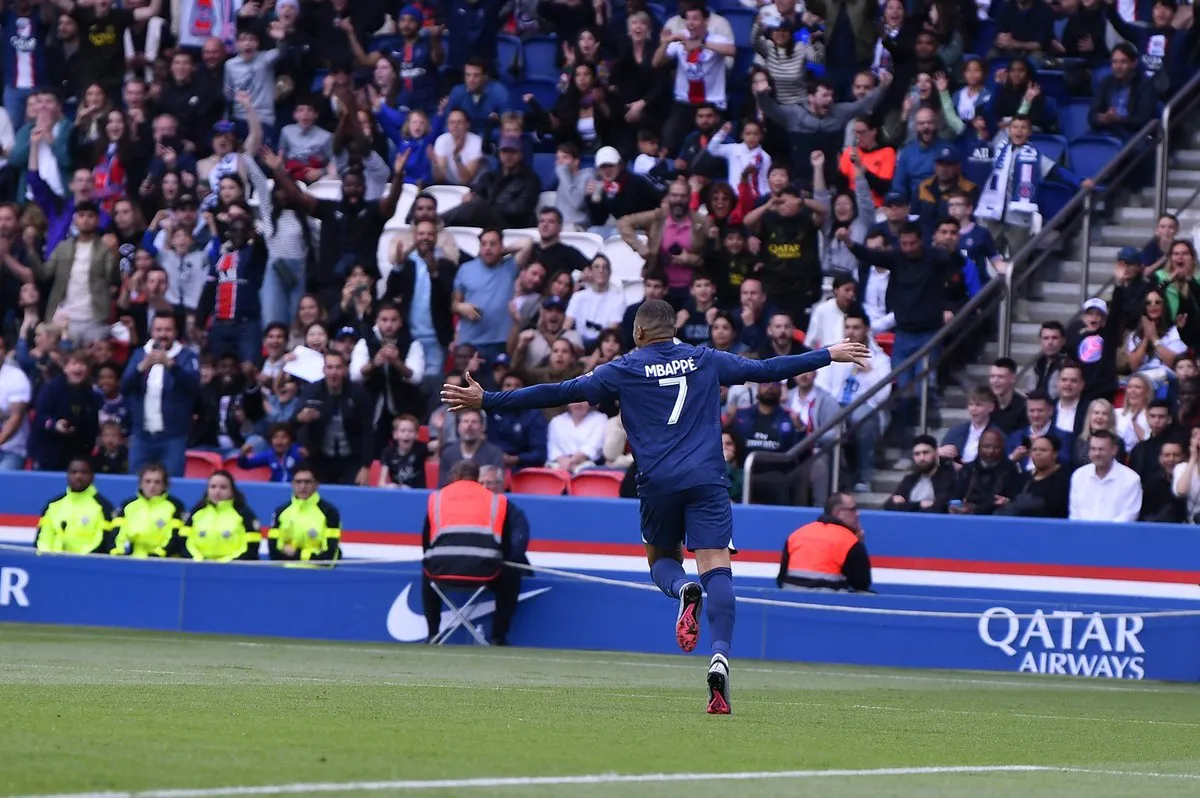 Messi mờ nhạt, Hakimi nhận thẻ đỏ - PSG thua sốc trên sân nhà - Ảnh 1. Messi mờ nhạt, Hakimi nhận thẻ đỏ - PSG thua sốc trên sân nhà - Ảnh 1.