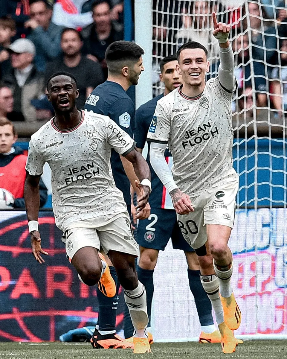 Messi mờ nhạt, Hakimi nhận thẻ đỏ - PSG thua sốc trên sân nhà - Ảnh 2. Messi mờ nhạt, Hakimi nhận thẻ đỏ - PSG thua sốc trên sân nhà - Ảnh 2.