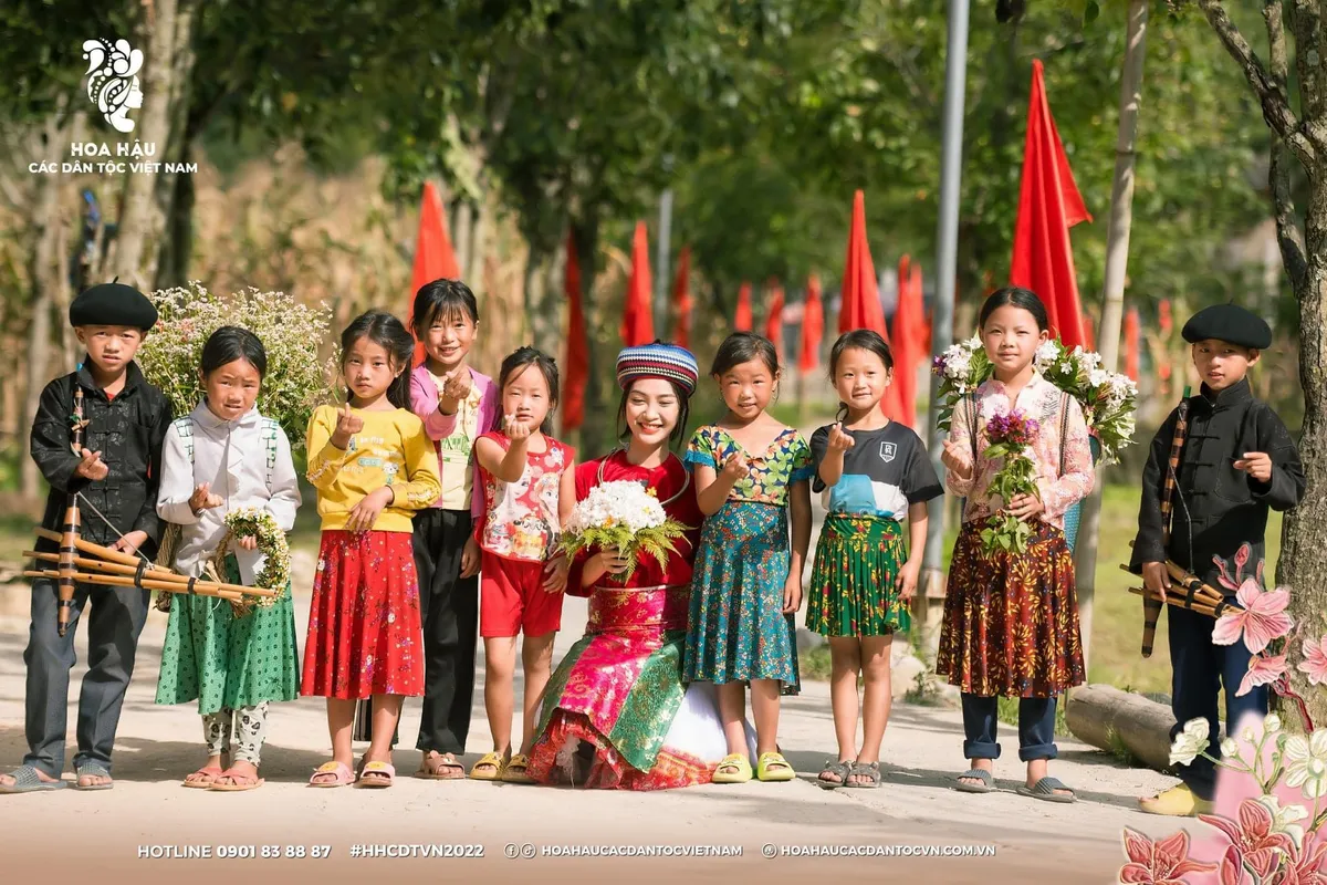 Hoa hậu Nông Thuý Hằng: Cái gì cũng có giá của nó, vương miện cũng thế - Ảnh 4.