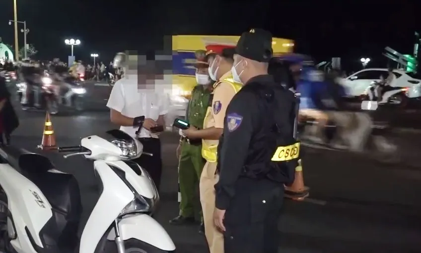 Nha Trang tăng cường xử l&yacute; vi phạm nồng độ cồn trong dịp nghỉ lễ - Ảnh 1.