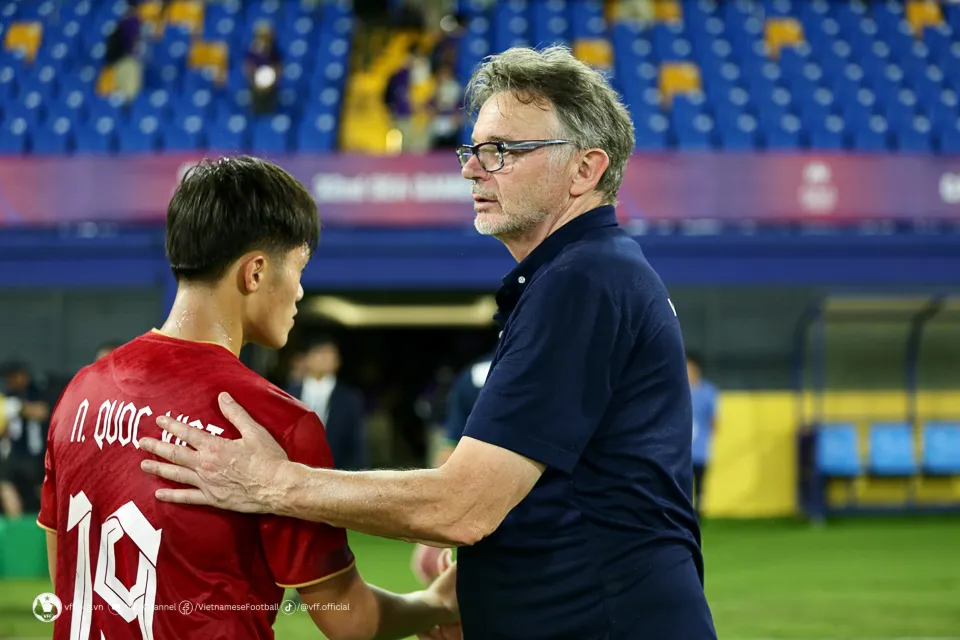 HLV Philippe Troussier: “Trận thắng đầu tiên sẽ là nền tảng cho các trận tiếp theo” - Ảnh 1.