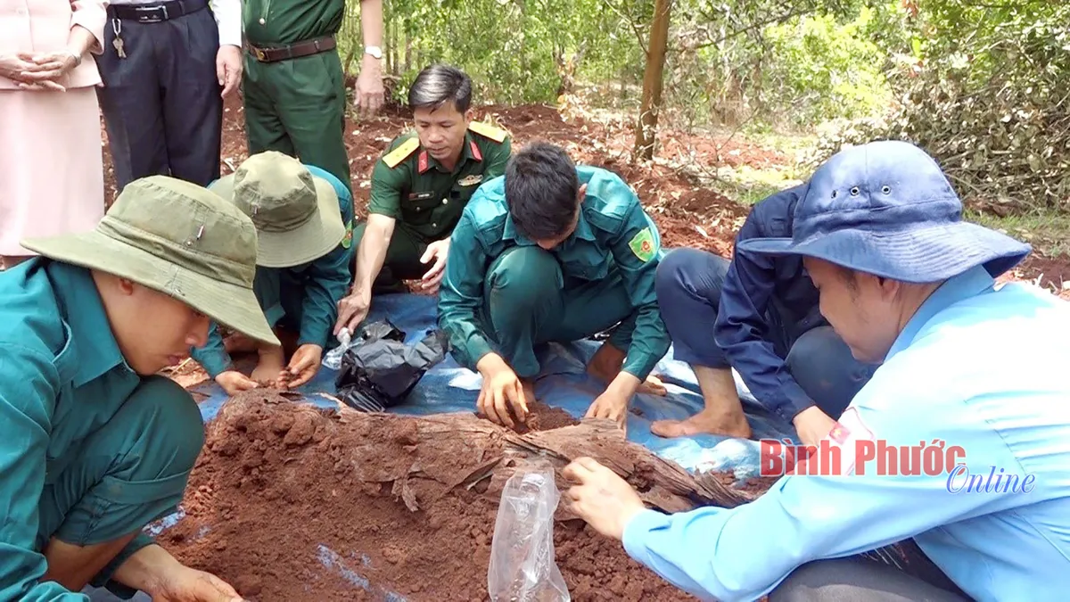 Phát hiện, cất bốc 20 hài cốt liệt sĩ tại Bình Phước - Ảnh 1.