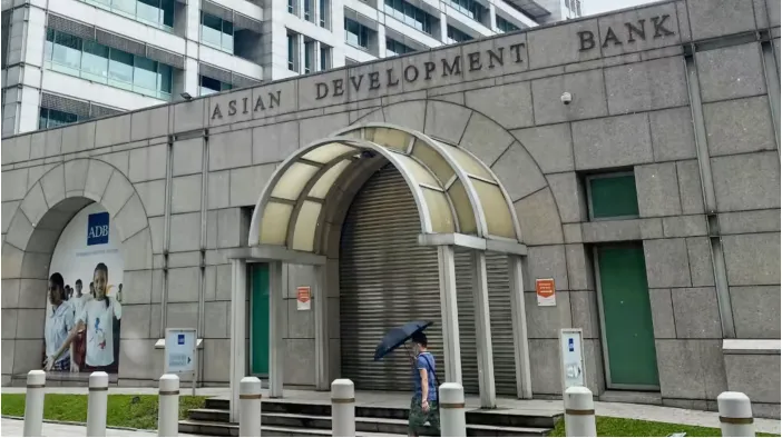ADB: Trung Quốc mở cửa trở lại, kinh tế châu Á tăng trưởng nhanh trong năm nay - Ảnh 1.