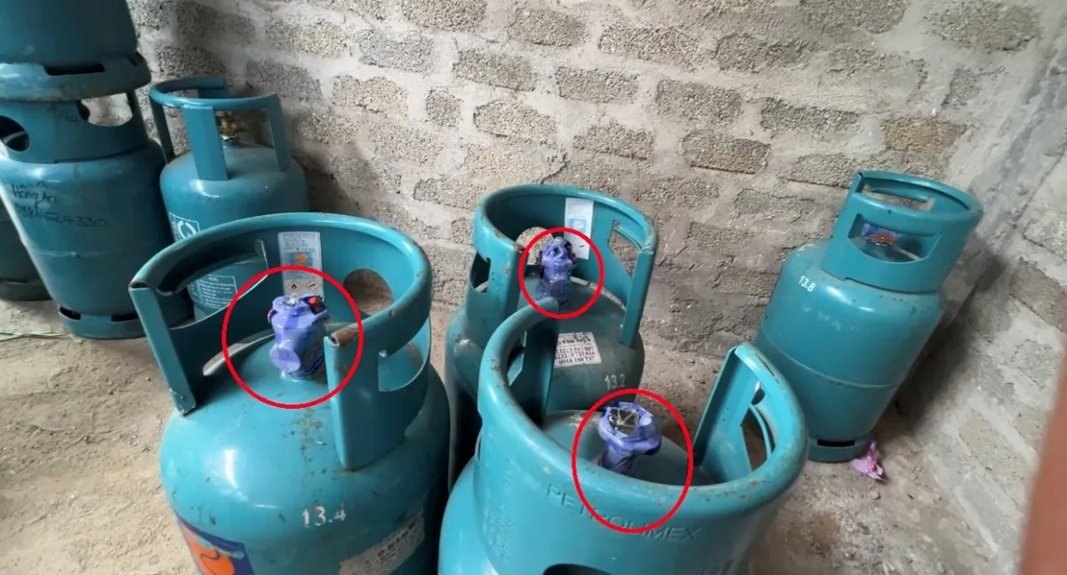 Quảng Bình: Phát hiện đường dây nghi gas giả, kho hàng là chuồng gà - Ảnh 2.