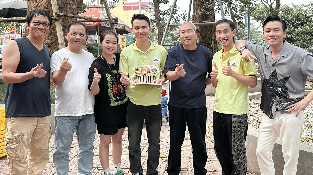 Cuộc đời vẫn đẹp sao: Con trai hết nước chấm của ông Lưu ngoài đời điển trai, đa tài - Ảnh 3.