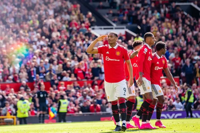 Vòng 30 Ngoại hạng Anh: Man Utd thắng dễ Everton - Ảnh 1. Vòng 30 Ngoại hạng Anh: Man Utd thắng dễ Everton - Ảnh 1.