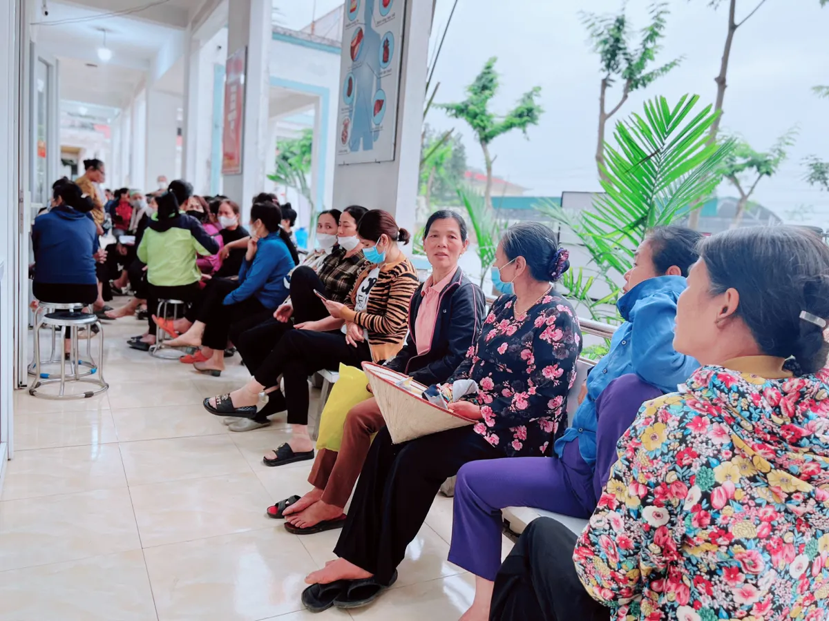 Khám sàng lọc miễn phí cho người dân vùng quê từng liên tiếp có ca bệnh ung thư - Ảnh 1.
