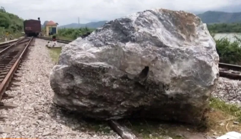 Khắc phục nguy cơ mất an to&agrave;n hầm đ&egrave;o đường sắt - Ảnh 1.