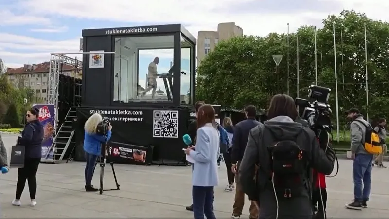 Chạy bộ 15 ng&agrave;y trong lồng k&iacute;nh để g&acirc;y quỹ từ thiện - Ảnh 1.