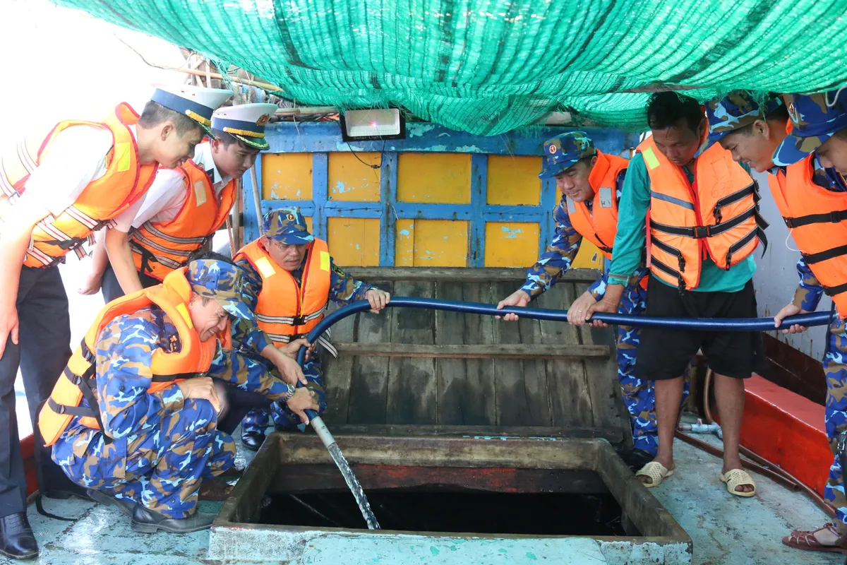 Linh hoạt lồng ghép công tác dân vận kết hợp khám chữa bệnh và tuyên truyền về IUU - Ảnh 2.