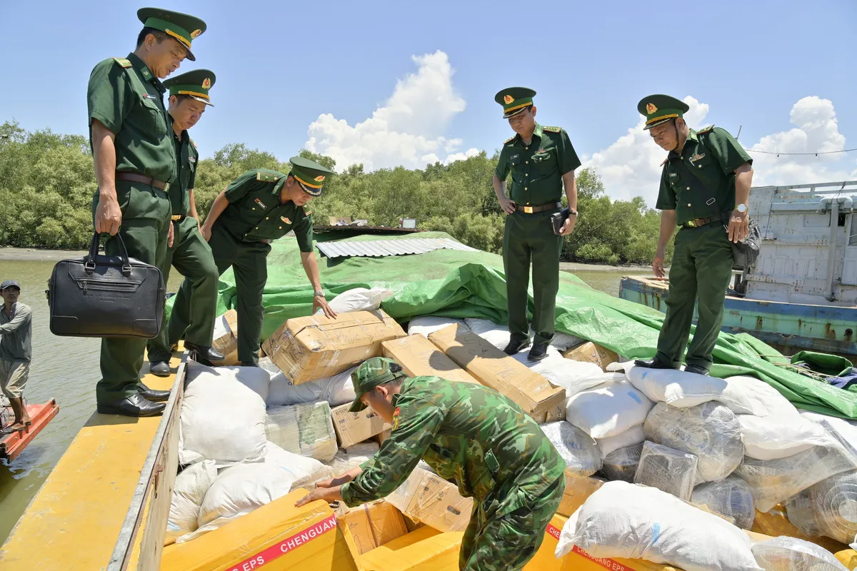 Bắt tàu chở hàng hóa trị giá nhiều tỷ đồng không có chủ nhân - Ảnh 1.