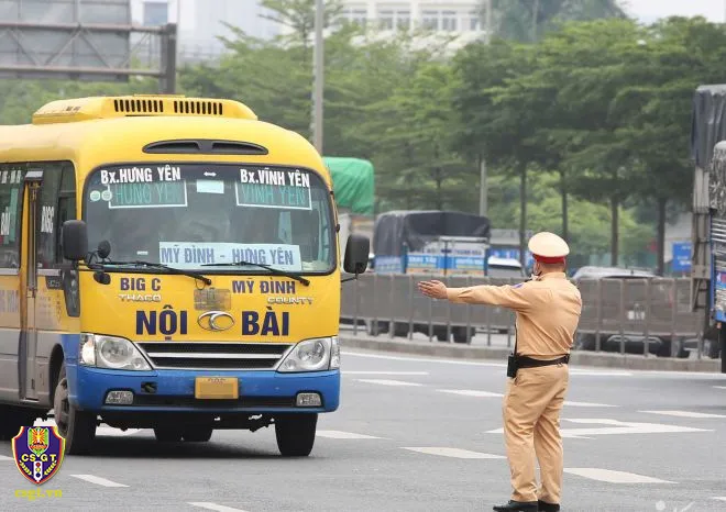 Cảnh sát giao thông in hình ảnh tại chốt để xử lý tài xế vi phạm - Ảnh 1.