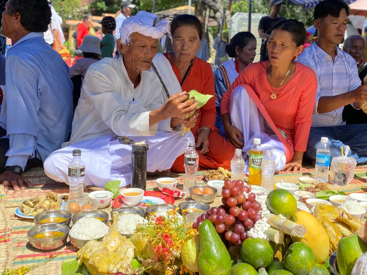 Lễ hội Tháp Bà Ponagar: Nét văn hoá tín ngưỡng độc đáo của người Chăm - Ảnh 7.