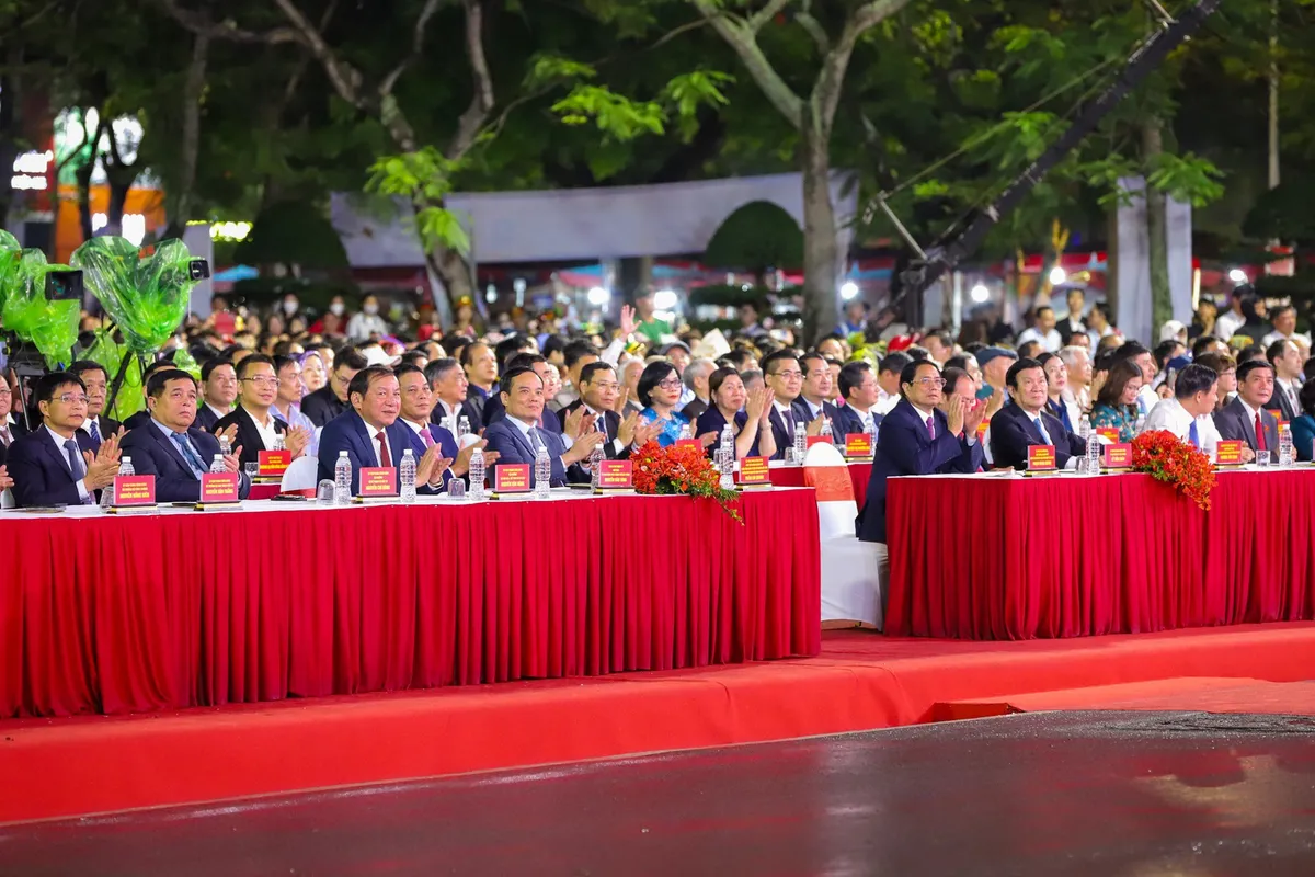 Đêm hội Hải phòng - Tỏa sáng miền cửa biển: Hoành tráng, sôi động và ấn tượng! - Ảnh 1.