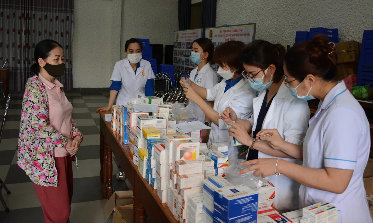 Đà Nẵng: Khám chữa bệnh, phát thuốc miễn phí cho công nhân có hoàn cảnh khó khăn - Ảnh 1. Đà Nẵng: Khám chữa bệnh, phát thuốc miễn phí cho công nhân có hoàn cảnh khó khăn - Ảnh 1.