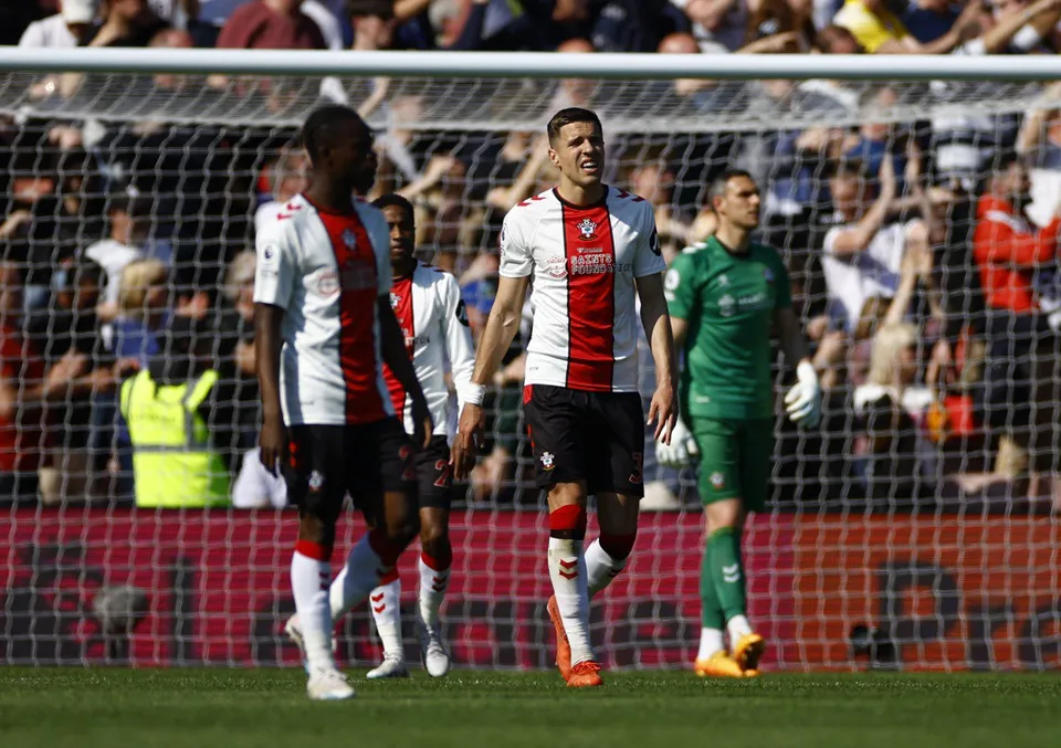 Southampton trở thành đội đầu tiên xuống hạng - Ảnh 2. Southampton trở thành đội đầu tiên xuống hạng - Ảnh 2.