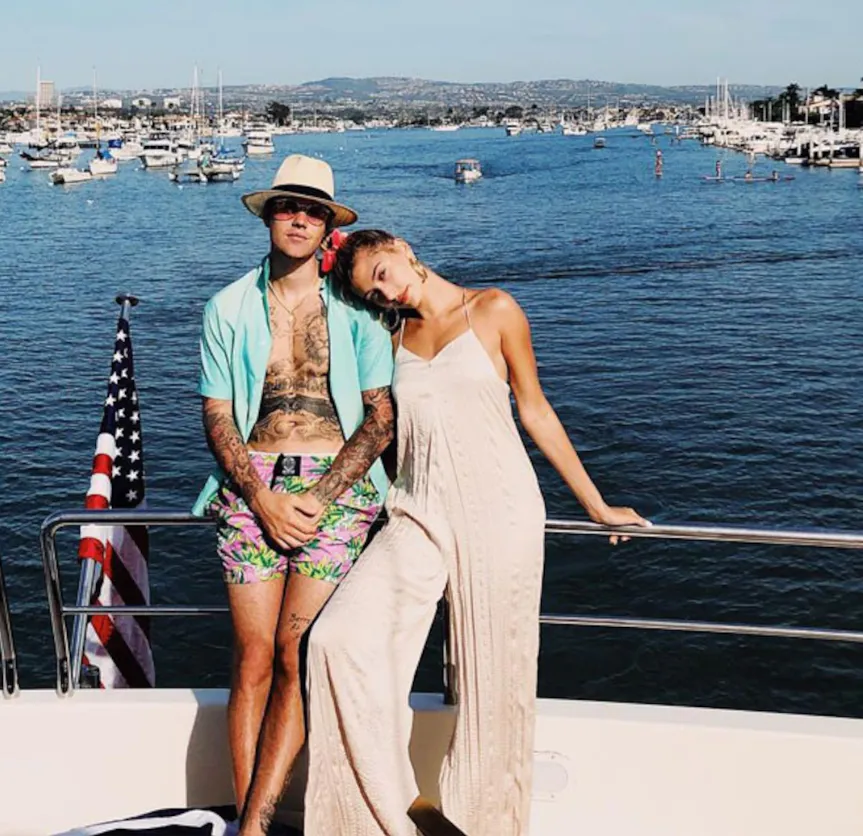 Hailey Bieber chưa muốn có con vì sợ sự soi mói của công chúng - Ảnh 1.