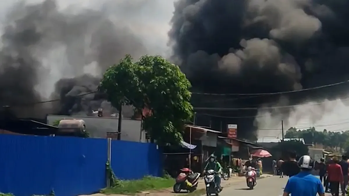 TP.Hồ Chí Minh: Cháy bãi xe nhiểu ô tô bị thiêu rụi - Ảnh 1.