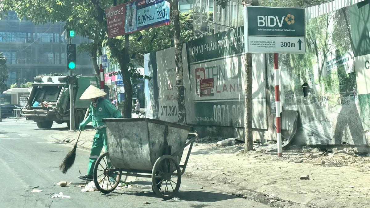 Hà Nội nắng như đổ lửa, nóng bỏng rát - Ảnh 3.