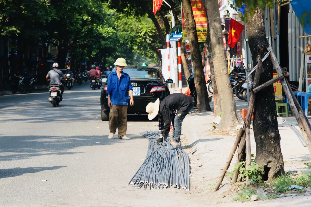 Hà Nội nắng như đổ lửa, nóng bỏng rát - Ảnh 1.