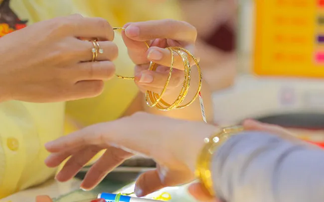 V&agrave;ng trong nước dự b&aacute;o &ldquo;lấp l&aacute;nh&rdquo; trong d&agrave;i hạn - Ảnh 1.