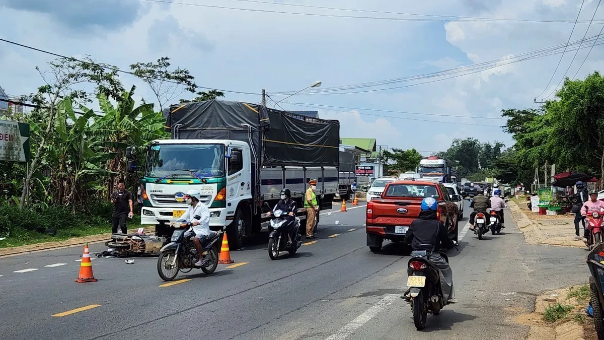 L&acirc;m Đồng: Xe tải va chạm với xe m&aacute;y, một người tử vong - Ảnh 1.
