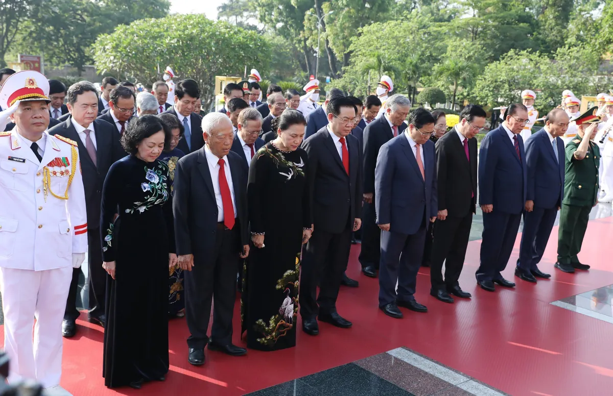 Lãnh đạo Đảng và Nhà nước vào Lăng viếng Chủ tịch Hồ Chí Minh - Ảnh 5.