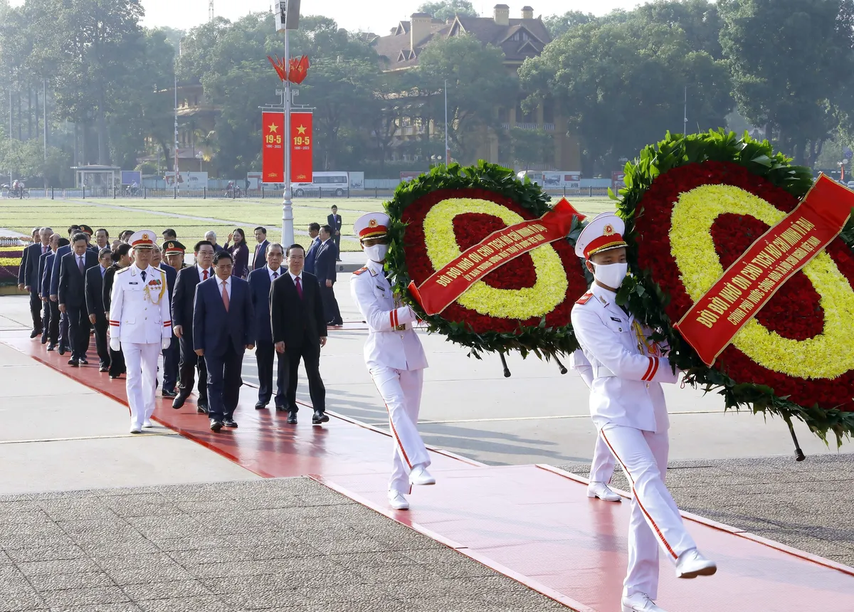 Lãnh đạo Đảng và Nhà nước vào Lăng viếng Chủ tịch Hồ Chí Minh - Ảnh 2.