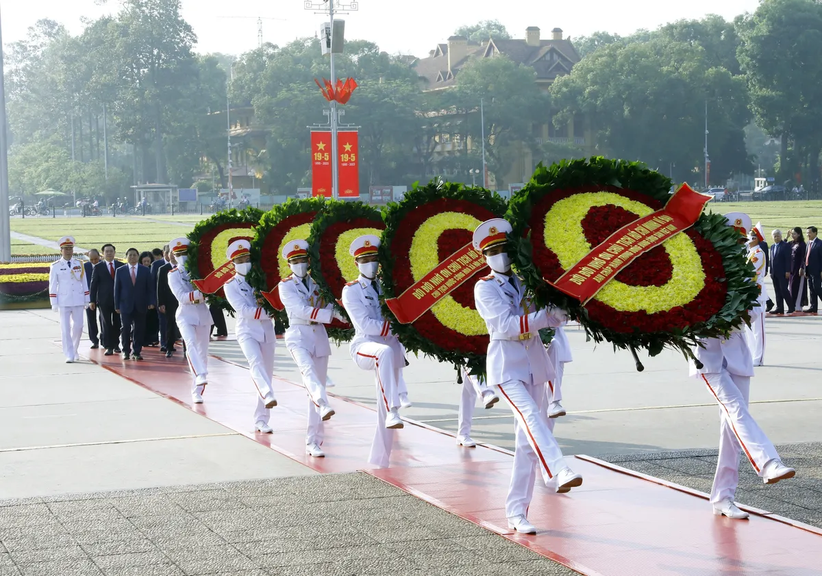 Lãnh đạo Đảng và Nhà nước vào Lăng viếng Chủ tịch Hồ Chí Minh - Ảnh 1.