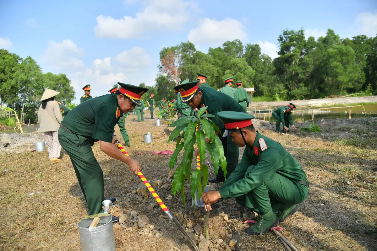 Trồng gần 5.000 cây xanh kỷ niệm Ngày sinh nhật Bác - Ảnh 1.