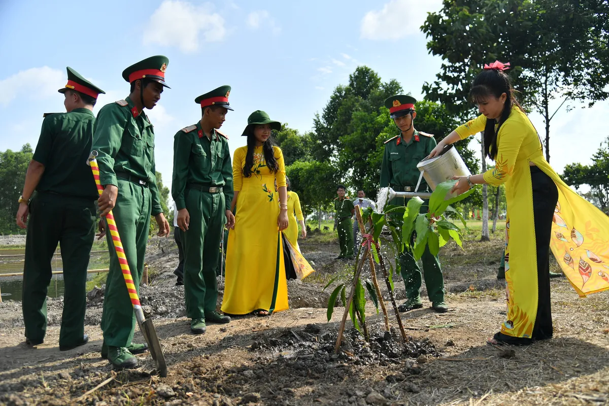 Trồng gần 5.000 cây xanh kỷ niệm Ngày sinh nhật Bác - Ảnh 2.