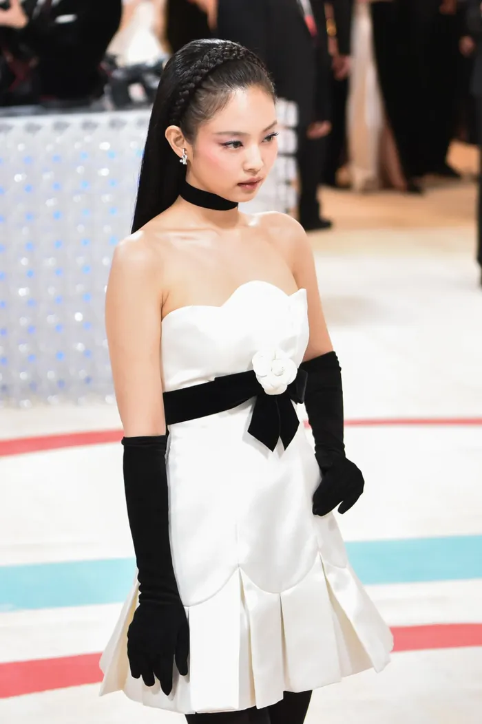 Jennie (BLACKPINK) xinh như búp bê tại Met Gala 2023  - Ảnh 1.