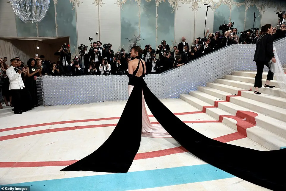 Met Gala 2023 tưởng nhớ NTK Karl Lagerfeld: Cực xa hoa và lộng lẫy - Ảnh 5.