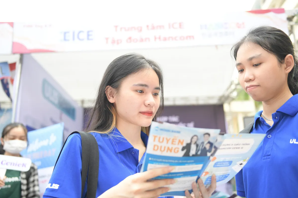 Rộn r&agrave;ng Ng&agrave;y hội HSSV đổi mới s&aacute;ng tạo, nghi&ecirc;n cứu khoa học, khởi nghiệp 2023 &ndash; ULIS Fire Day  6.0 - Ảnh 3.