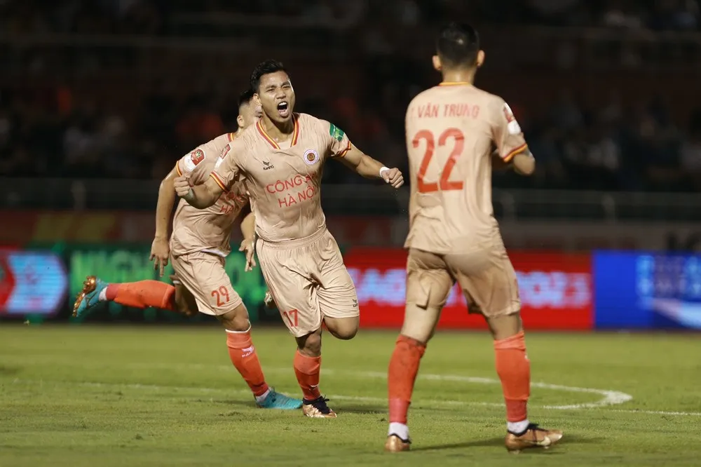 V.League | CAHN áp sát ngôi đầu sau màn rượt đuổi tỉ số với CLB TP Hồ Chí Minh - Ảnh 1. V.League | CAHN áp sát ngôi đầu sau màn rượt đuổi tỉ số với CLB TP Hồ Chí Minh - Ảnh 1.