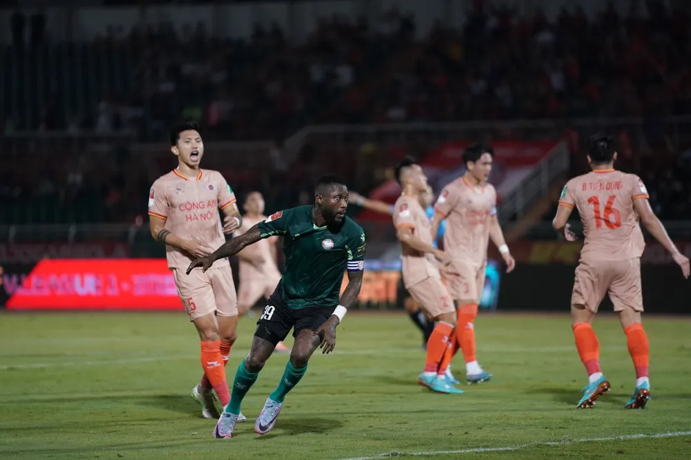 V.League | CAHN áp sát ngôi đầu sau màn rượt đuổi tỉ số với CLB TP Hồ Chí Minh - Ảnh 2. V.League | CAHN áp sát ngôi đầu sau màn rượt đuổi tỉ số với CLB TP Hồ Chí Minh - Ảnh 2.