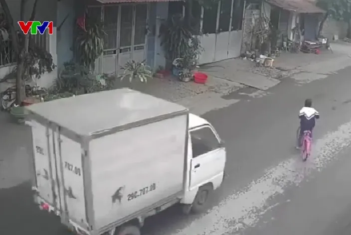 Phanh gấp tr&aacute;nh học sinh sang đường, xe tải bị t&ocirc;ng đu&ocirc;i - Ảnh 1.