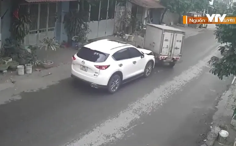 Phanh gấp tr&aacute;nh học sinh sang đường, xe tải bị t&ocirc;ng đu&ocirc;i - Ảnh 2.